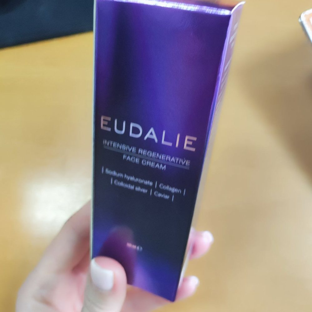 Eudalie, ljubičasta kutija i tuba kreme za lice od 50 ml